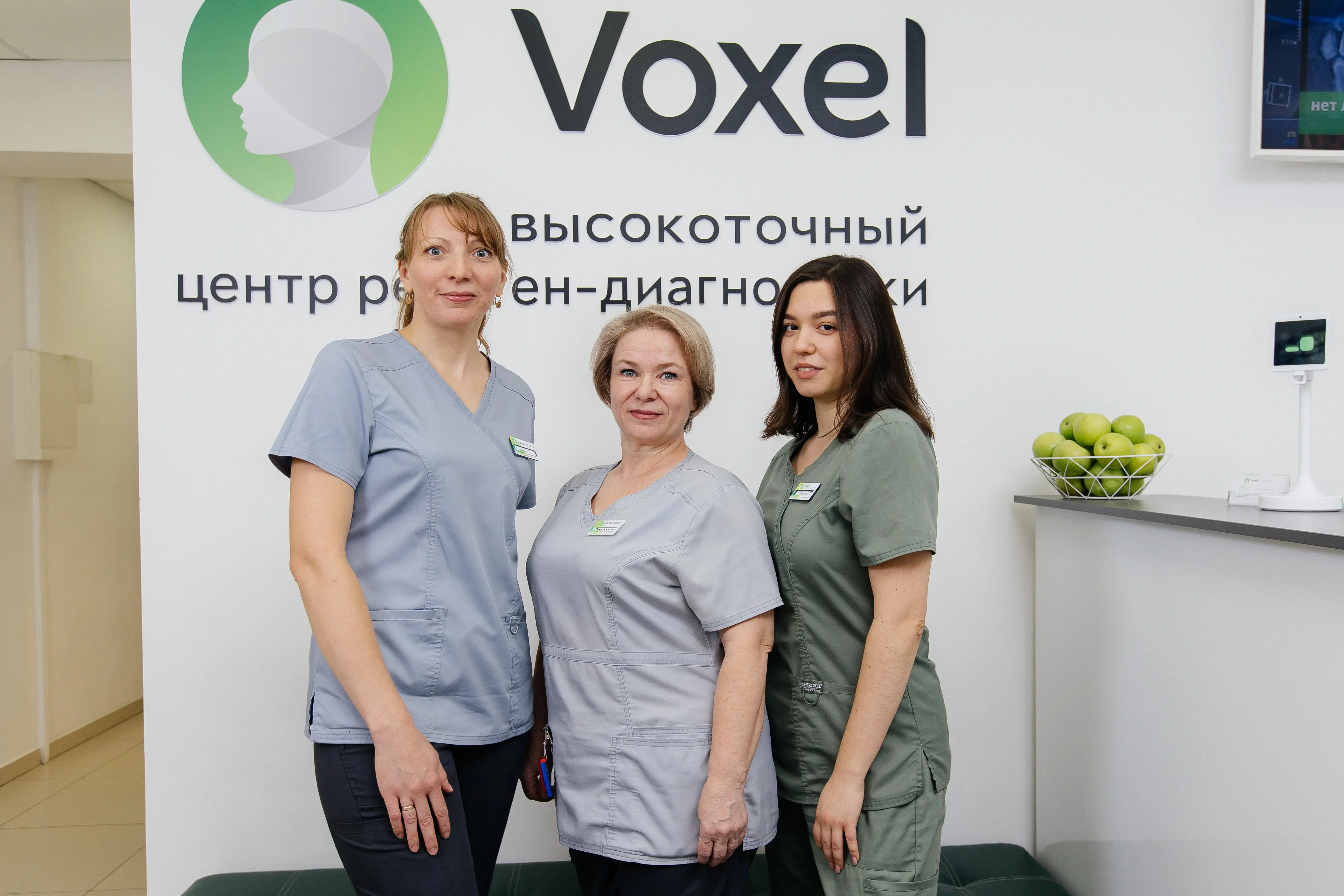На изображении сотрудник с клиентов в компании Voxel