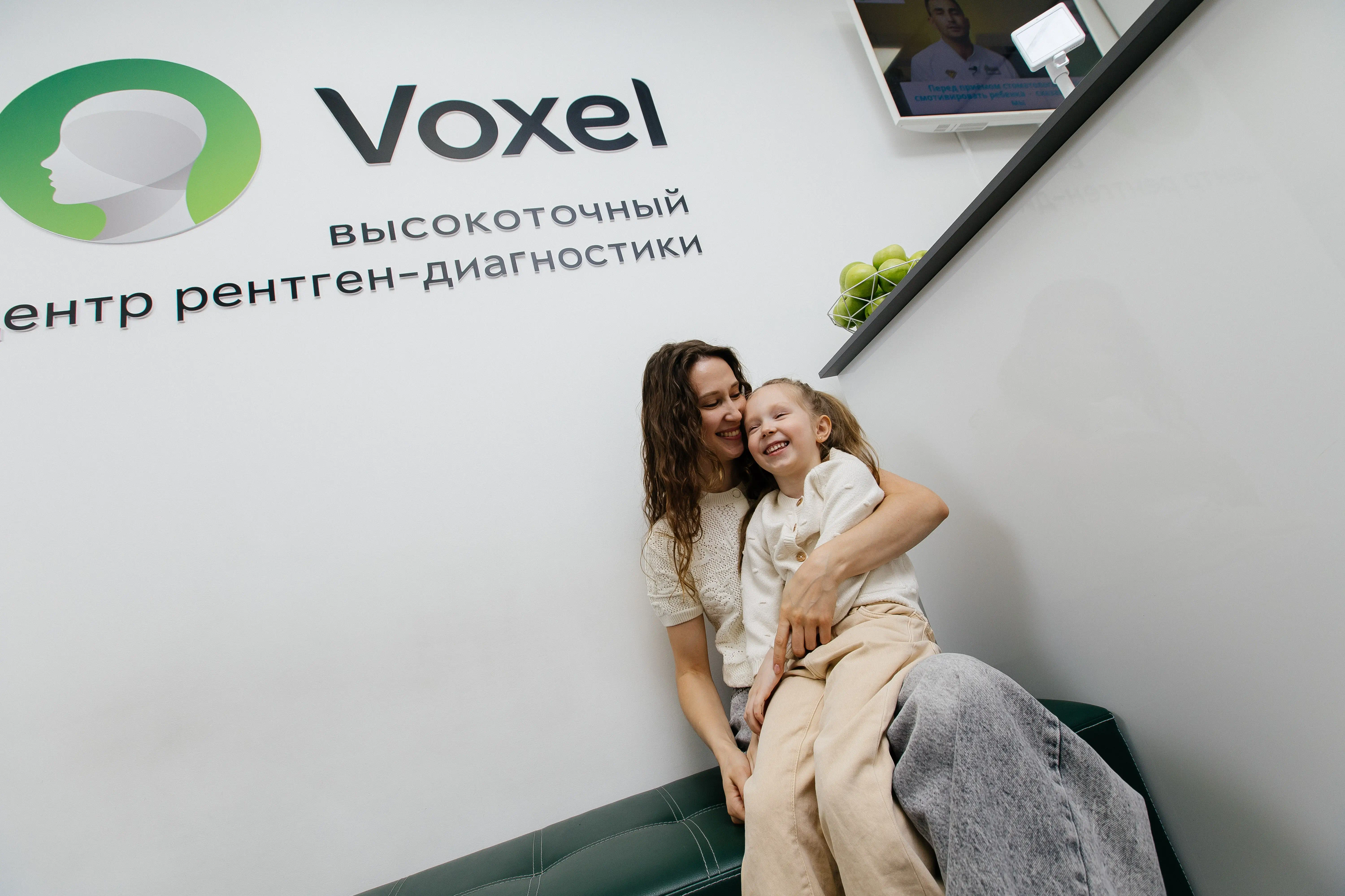 На фотографии запечатлен момент обслуживания клиента сотрудником.