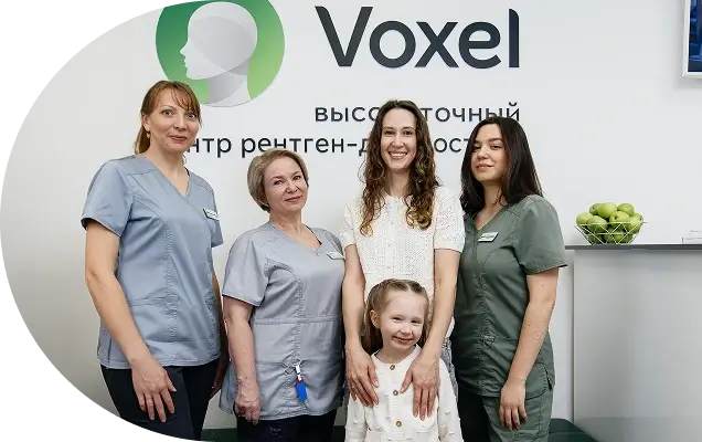 Коллективное фото сотрудников с довольным клиентом